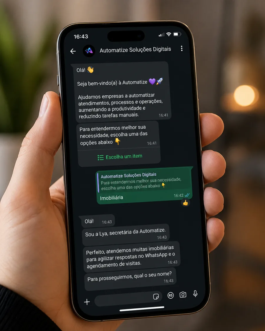 Celular na mão exibindo o atendimento automático da Automatize no WhatsApp: a saudação da empresa, um menu de opções para o cliente escolher e a resposta da assistente Lya pedindo o nome para prosseguir.