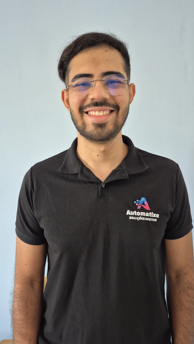 Luis Henrique Martins, da Automatize, sorrindo de frente para a câmera, de camisa polo preta bordada com o logotipo Automatize Soluções Digitais.