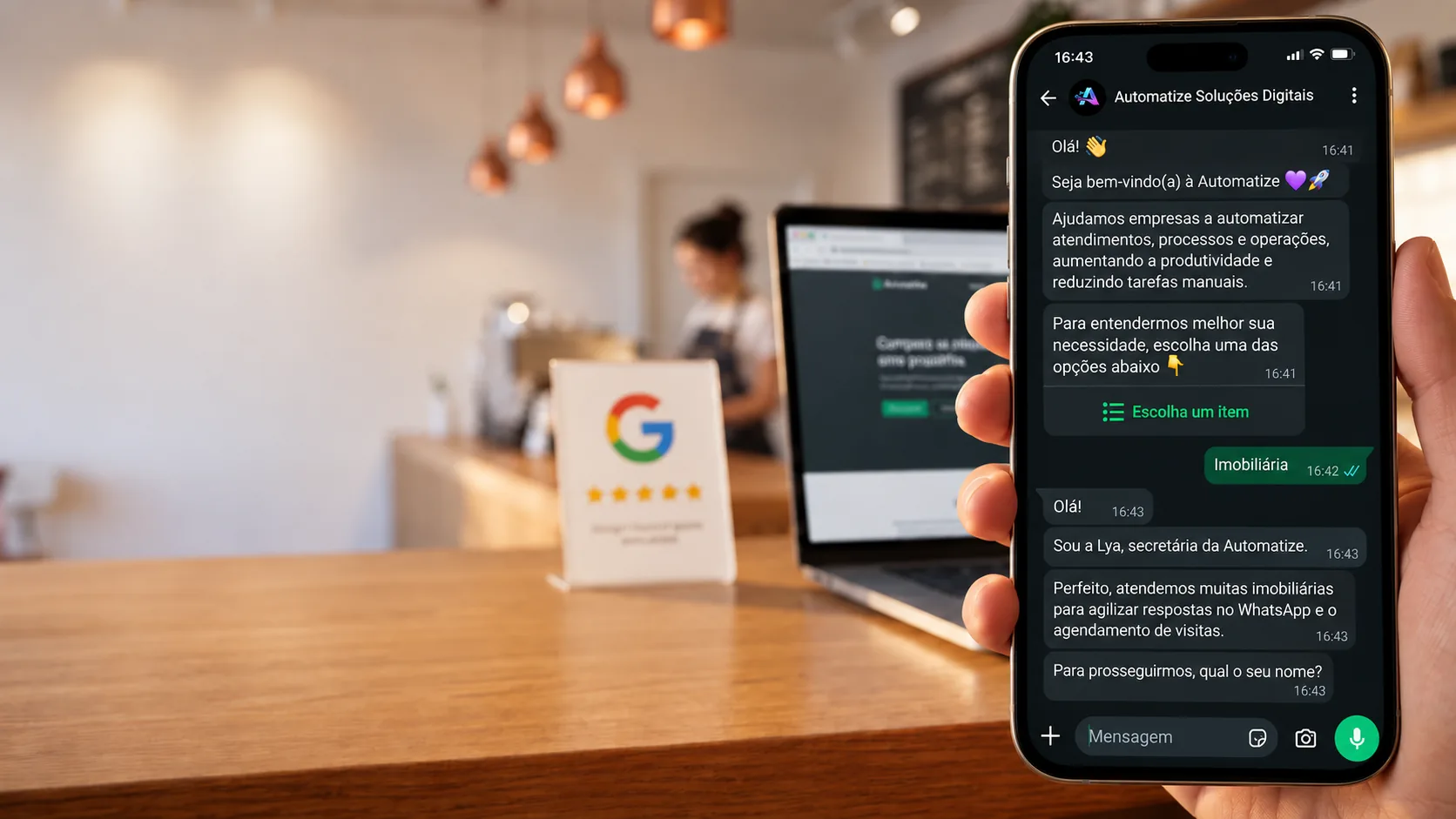 Mão segurando um celular sobre o balcão de uma cafeteria, com o atendimento automático da Automatize no WhatsApp: a saudação da empresa, um menu de opções e a resposta da assistente Lya sobre atendimento a imobiliárias.